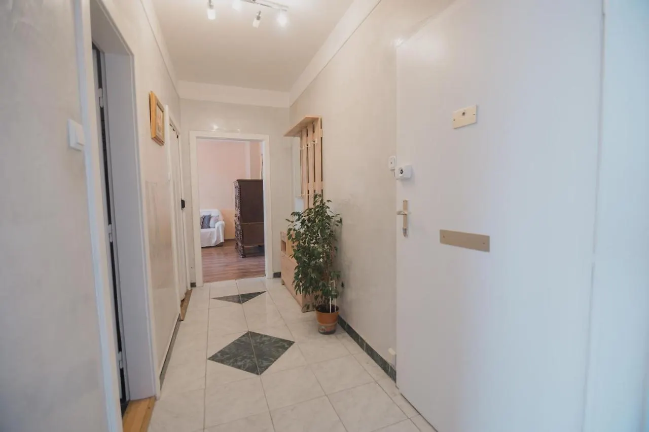 Southern Living By Jr City Apartments - Visit Vienna & Shop In Vosendorf Austria