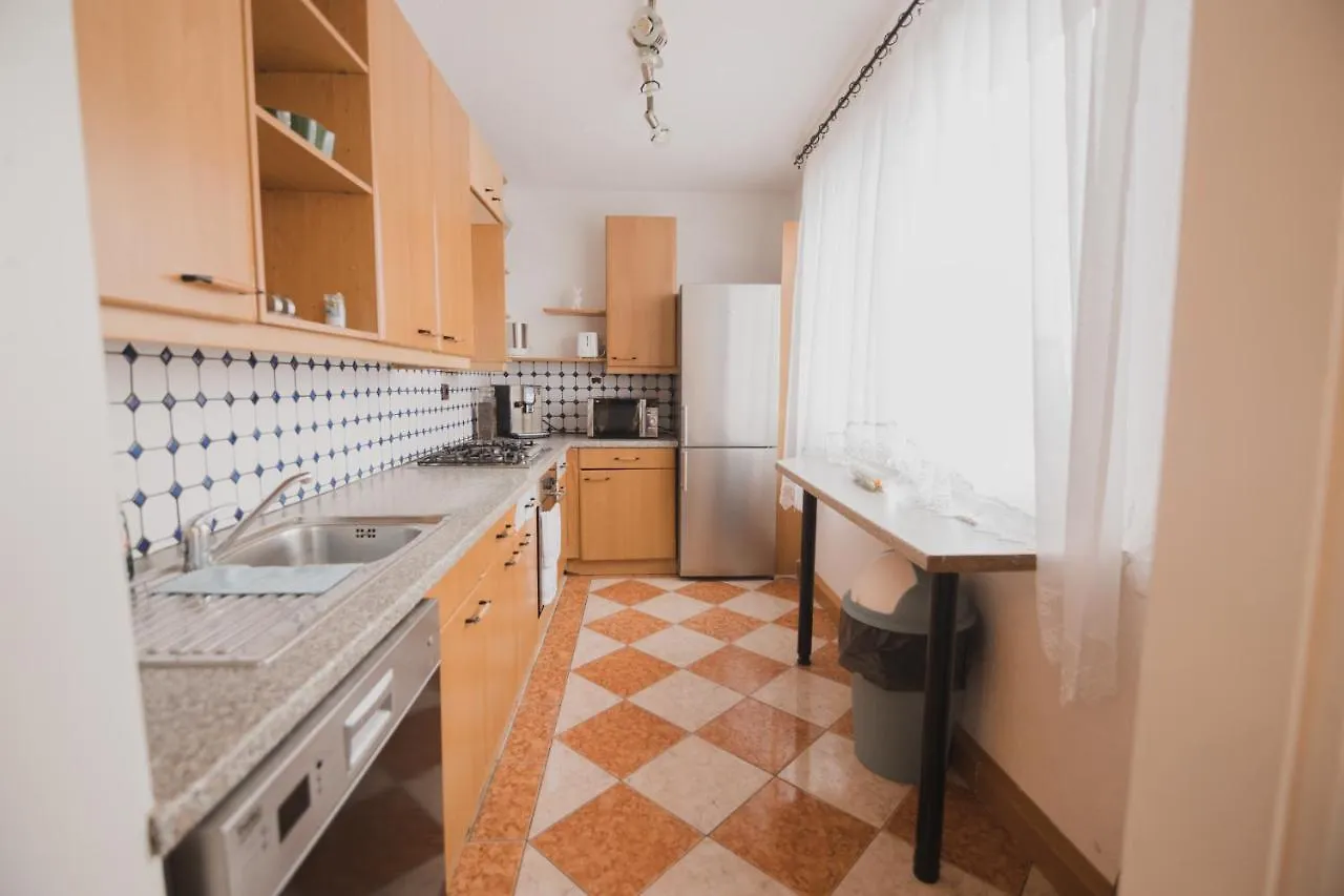 Southern Living By Jr City Apartments - Visit Vienna & Shop In Vosendorf 0*,  Austria