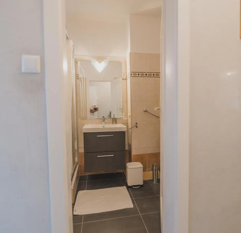 Southern Living By Jr City Apartments - Visit Vienna & Shop In Vosendorf 0*,  Austria